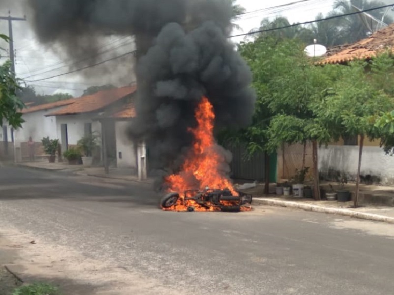 Moto pegou fogo no meio da rua em Angical